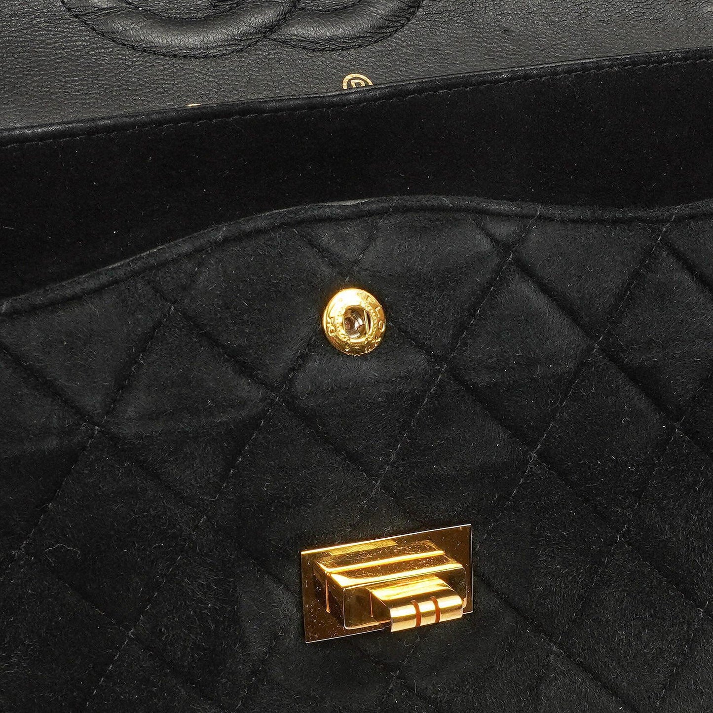 Chanel 2.55 Medium Classic Doppelklappentasche Schwarz Gepolstertes Wildleder Gold Hardware
