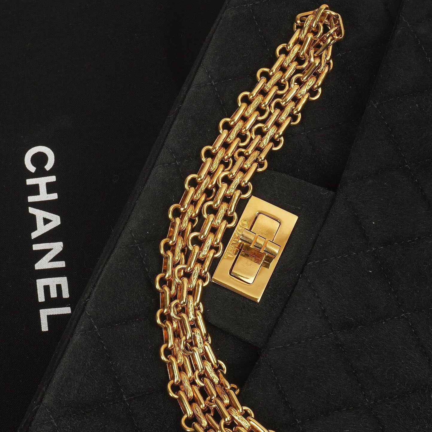 Chanel 2.55 Medium Classic Doppelklappentasche Schwarz Gepolstertes Wildleder Gold Hardware