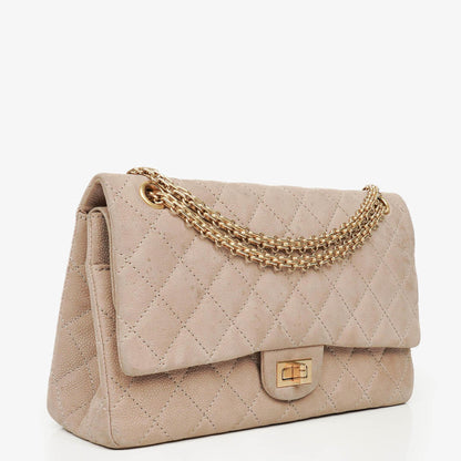 Chanel 2.55 Reissue 227 Flap Bag aus beigem gestepptem Kaviarleder mit goldfarbenen Beschlägen