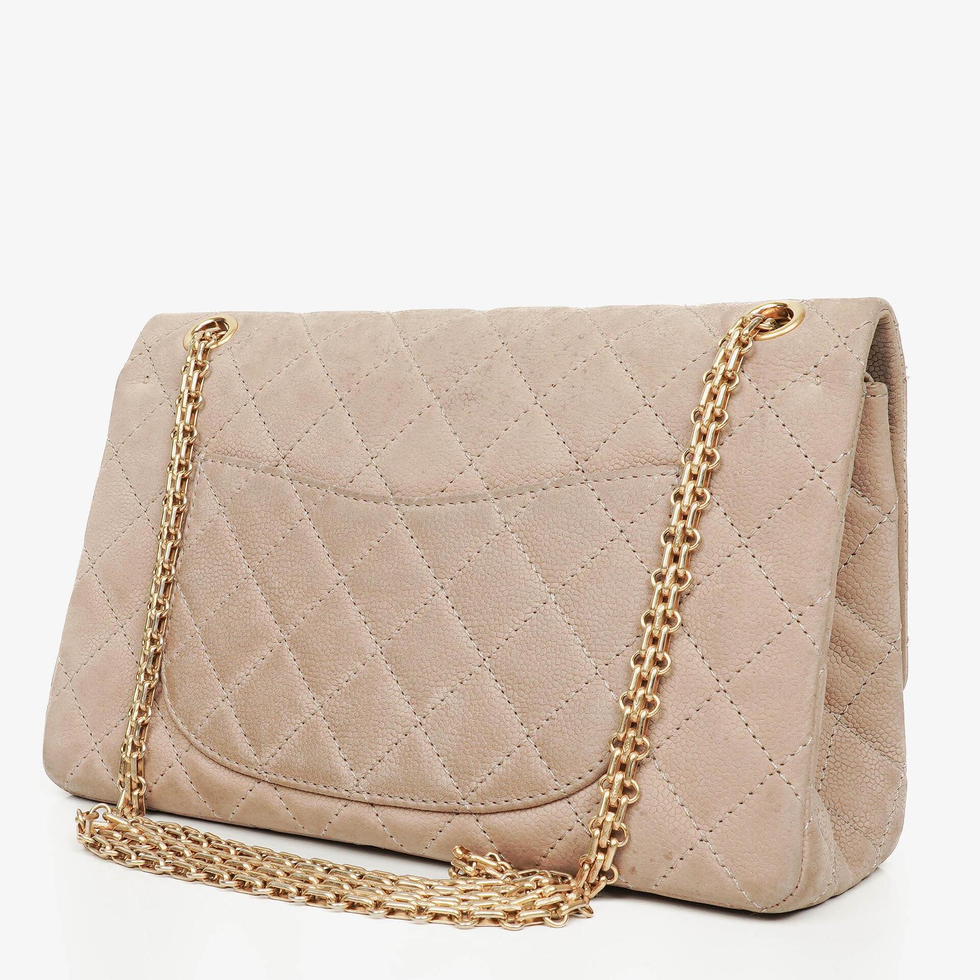 Chanel 2.55 Reissue 227 Flap Bag aus beigem gestepptem Kaviarleder mit goldfarbenen Beschlägen