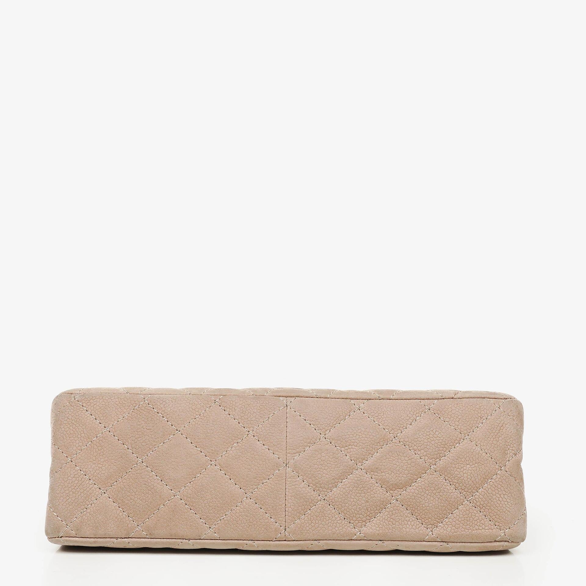 Chanel 2.55 Reissue 227 Flap Bag aus beigem gestepptem Kaviarleder mit goldfarbenen Beschlägen
