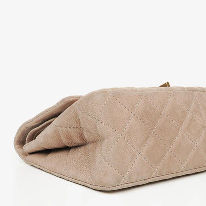 Chanel 2.55 Reissue 227 Flap Bag aus beigem gestepptem Kaviarleder mit goldfarbenen Beschlägen