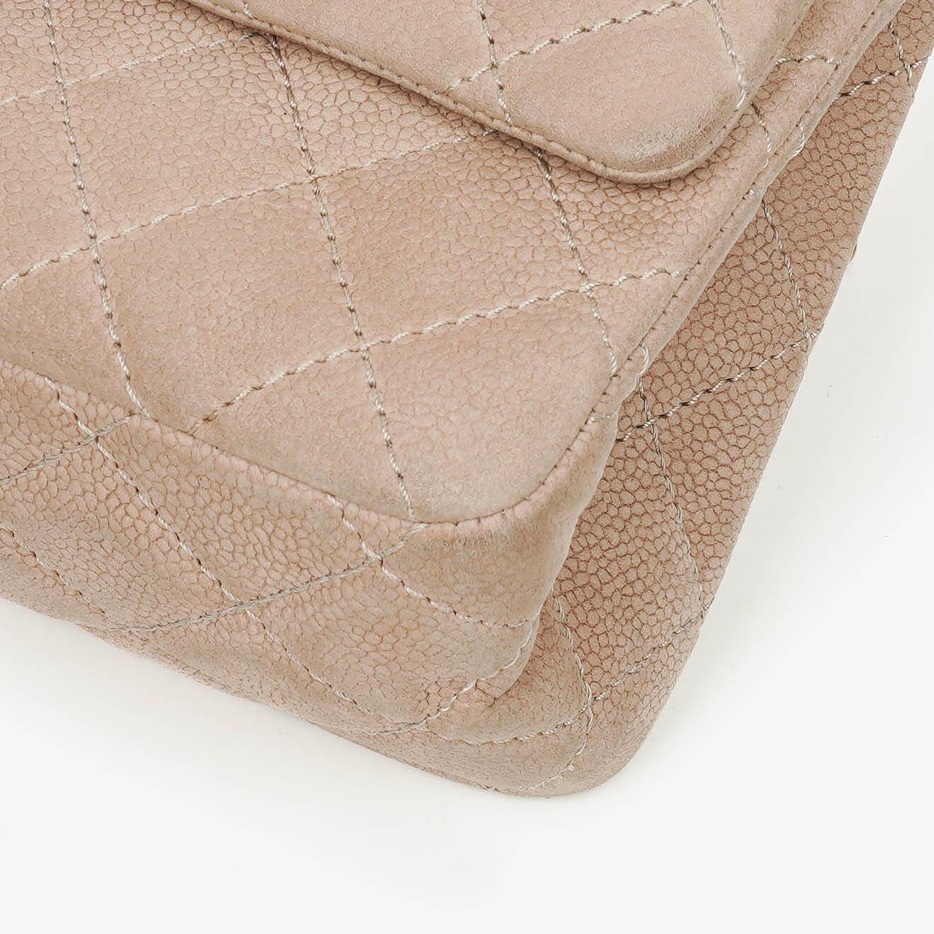 Chanel 2.55 Reissue 227 Flap Bag aus beigem gestepptem Kaviarleder mit goldfarbenen Beschlägen