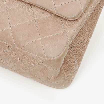 Chanel 2.55 Reissue 227 Flap Bag aus beigem gestepptem Kaviarleder mit goldfarbenen Beschlägen