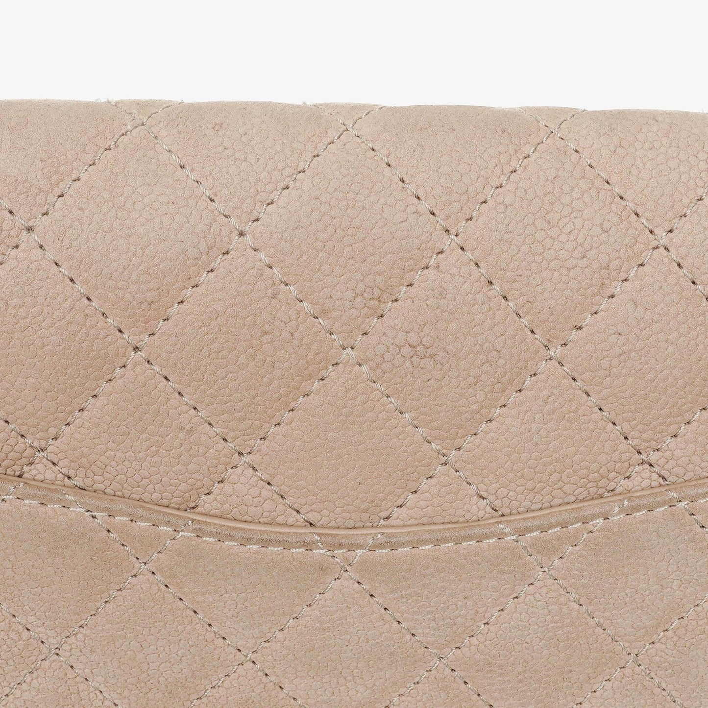 Chanel 2.55 Reissue 227 Flap Bag aus beigem gestepptem Kaviarleder mit goldfarbenen Beschlägen