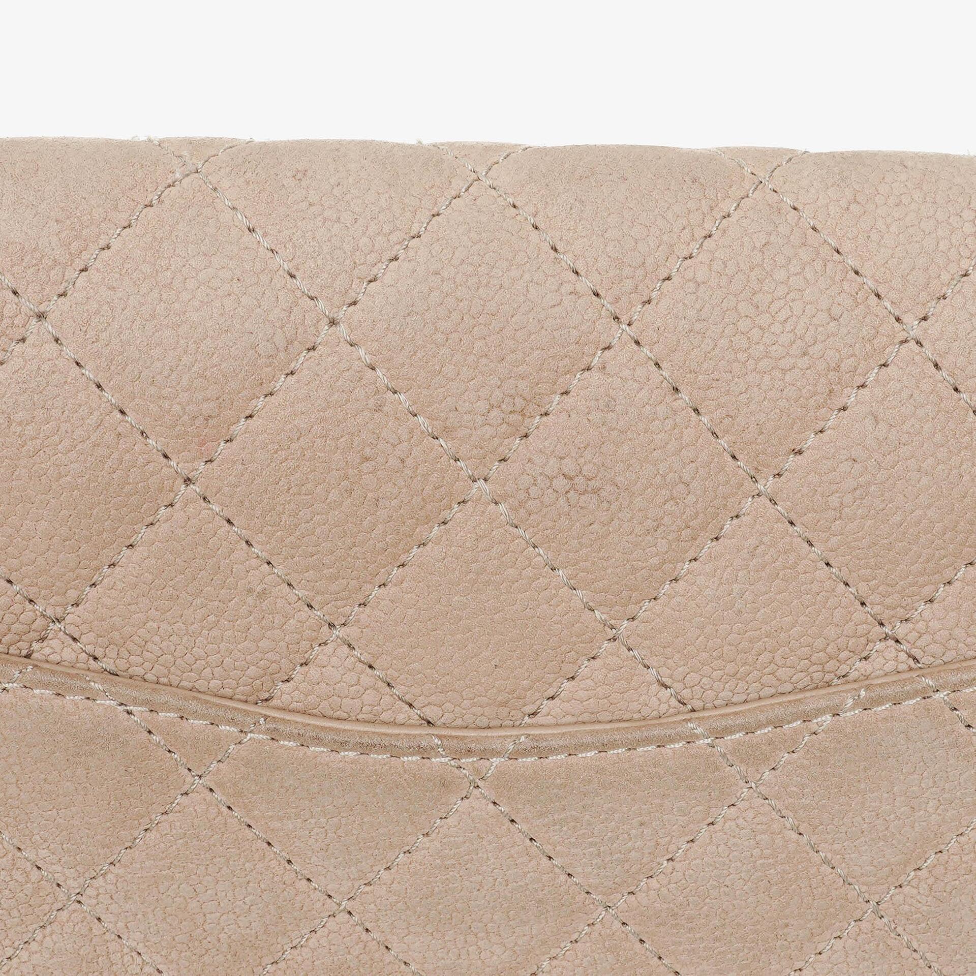 Chanel 2.55 Reissue 227 Flap Bag aus beigem gestepptem Kaviarleder mit goldfarbenen Beschlägen