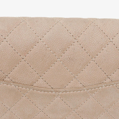 Chanel 2.55 Reissue 227 Flap Bag aus beigem gestepptem Kaviarleder mit goldfarbenen Beschlägen