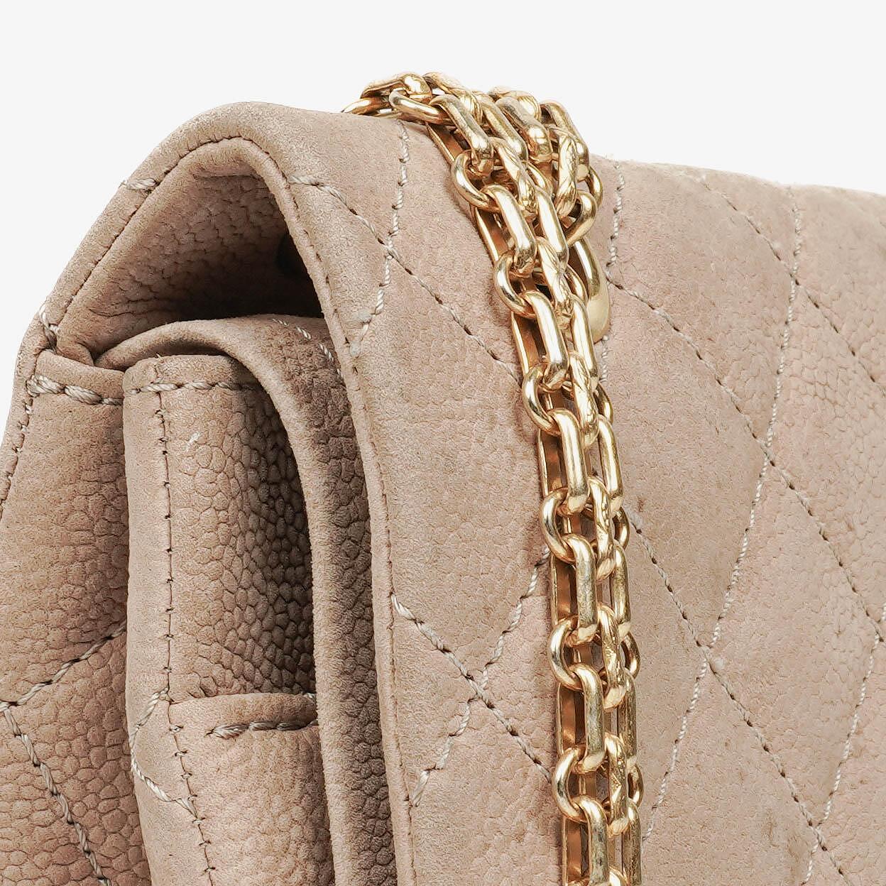 Chanel 2.55 Reissue 227 Flap Bag aus beigem gestepptem Kaviarleder mit goldfarbenen Beschlägen