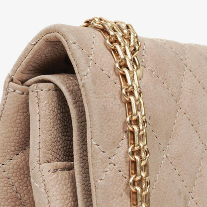 Chanel 2.55 Reissue 227 Flap Bag aus beigem gestepptem Kaviarleder mit goldfarbenen Beschlägen