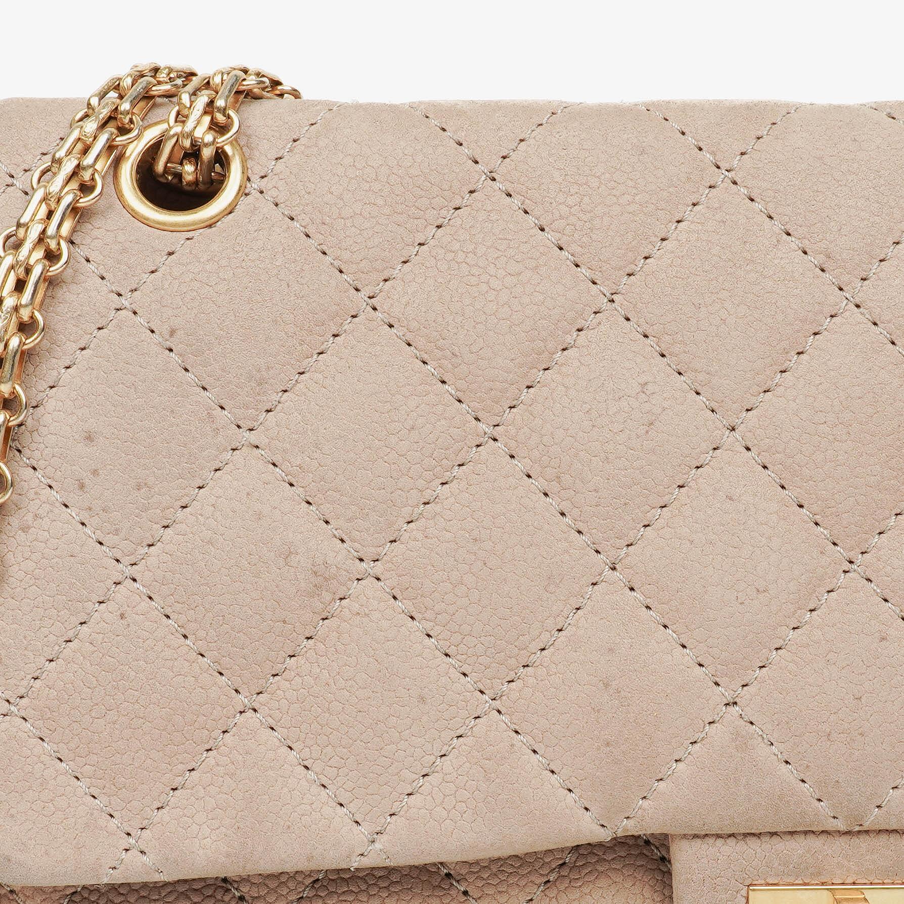 Chanel 2.55 Reissue 227 Flap Bag aus beigem gestepptem Kaviarleder mit goldfarbenen Beschlägen