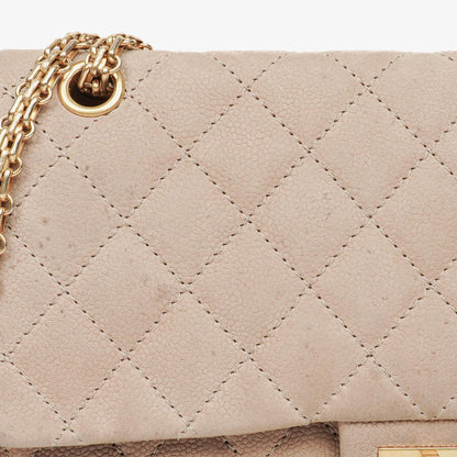 Chanel 2.55 Reissue 227 Flap Bag aus beigem gestepptem Kaviarleder mit goldfarbenen Beschlägen