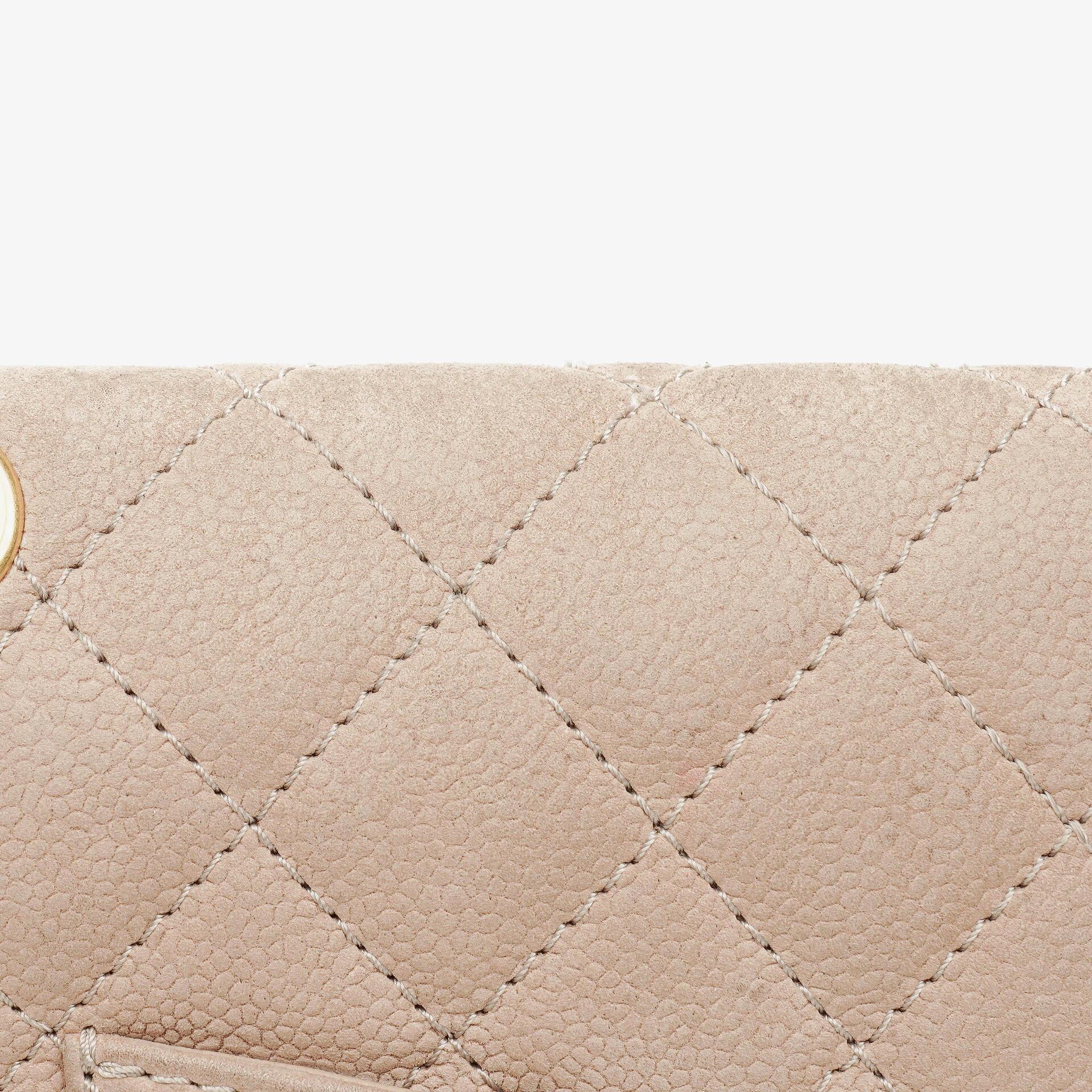 Chanel 2.55 Reissue 227 Flap Bag aus beigem gestepptem Kaviarleder mit goldfarbenen Beschlägen