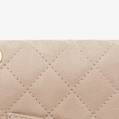 Chanel 2.55 Reissue 227 Flap Bag aus beigem gestepptem Kaviarleder mit goldfarbenen Beschlägen