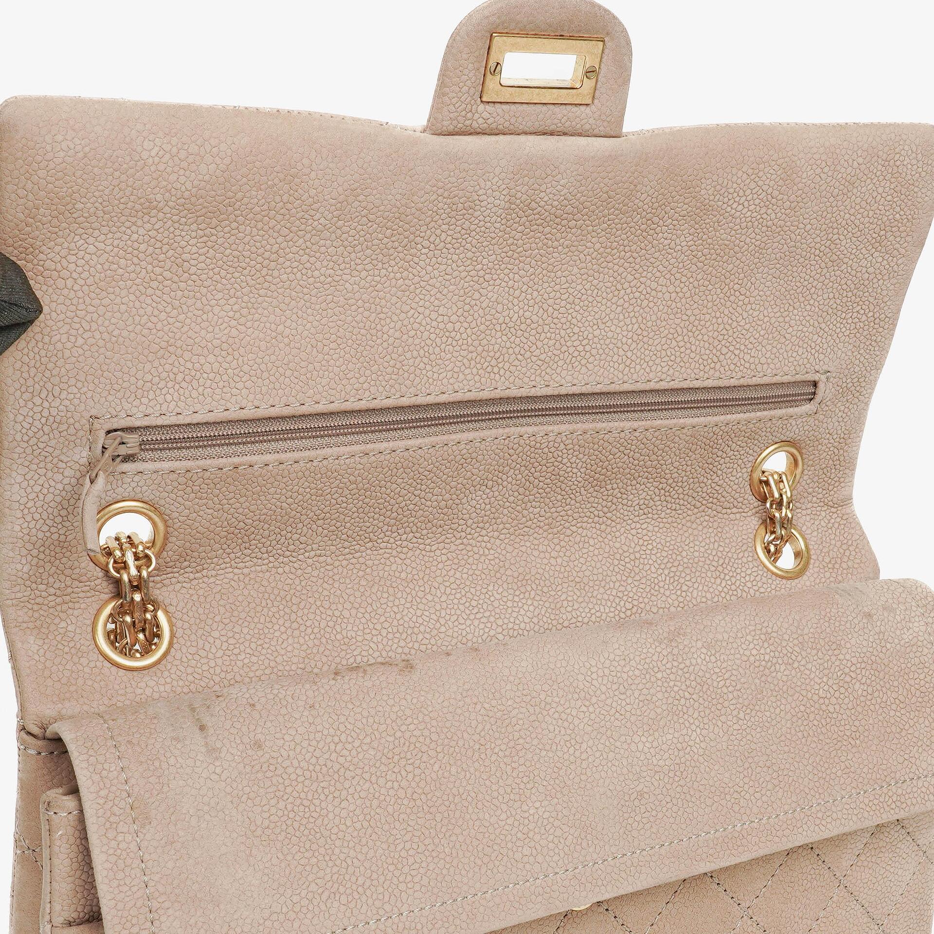 Chanel 2.55 Reissue 227 Flap Bag aus beigem gestepptem Kaviarleder mit goldfarbenen Beschlägen