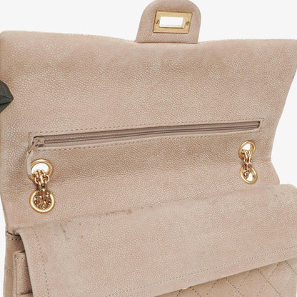 Chanel 2.55 Reissue 227 Flap Bag aus beigem gestepptem Kaviarleder mit goldfarbenen Beschlägen