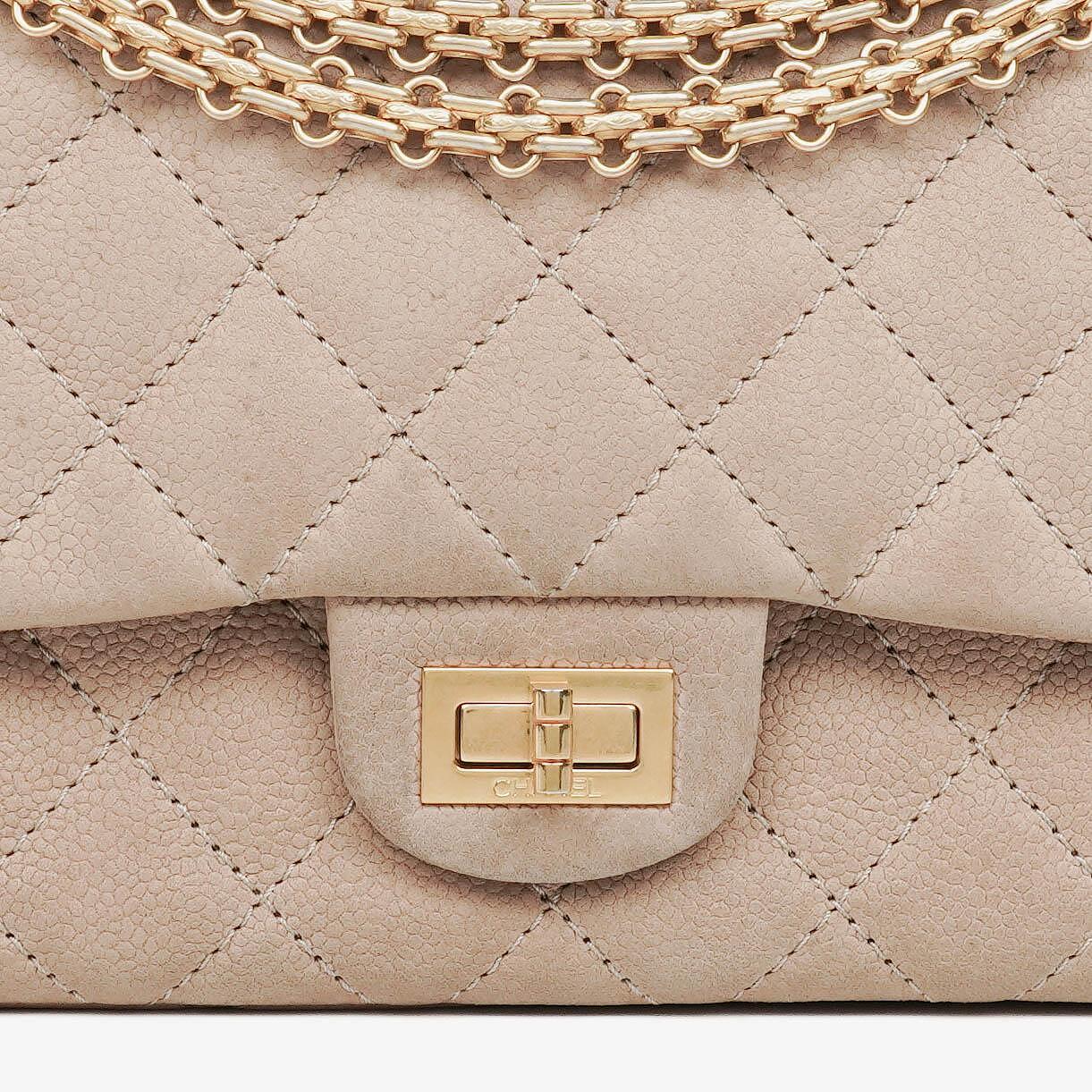 Chanel 2.55 Reissue 227 Flap Bag aus beigem gestepptem Kaviarleder mit goldfarbenen Beschlägen
