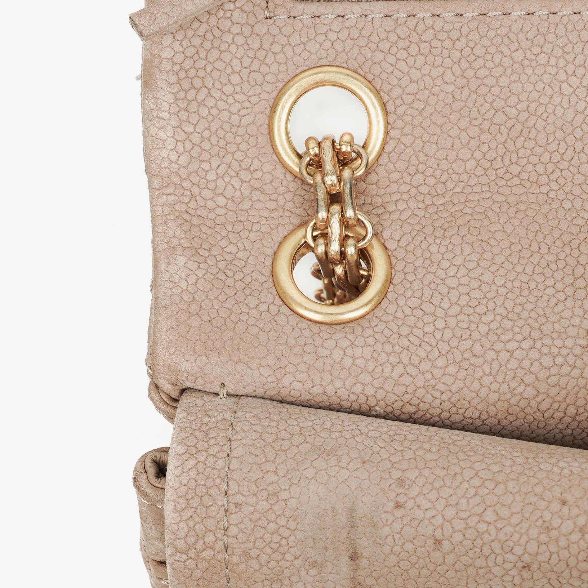Chanel 2.55 Reissue 227 Flap Bag aus beigem gestepptem Kaviarleder mit goldfarbenen Beschlägen