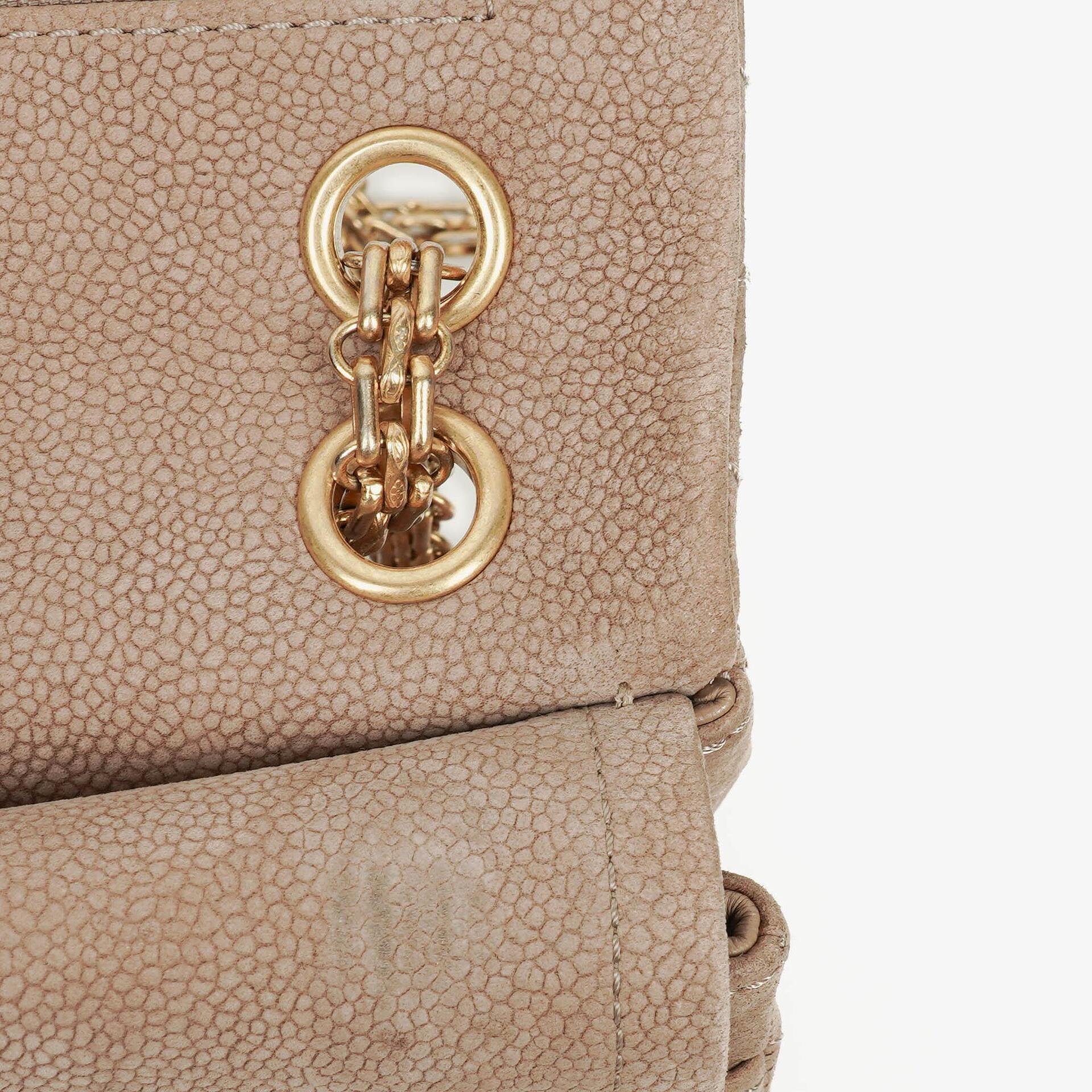 Chanel 2.55 Reissue 227 Flap Bag aus beigem gestepptem Kaviarleder mit goldfarbenen Beschlägen