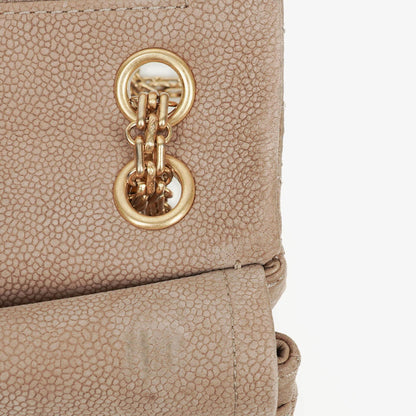 Chanel 2.55 Reissue 227 Flap Bag aus beigem gestepptem Kaviarleder mit goldfarbenen Beschlägen
