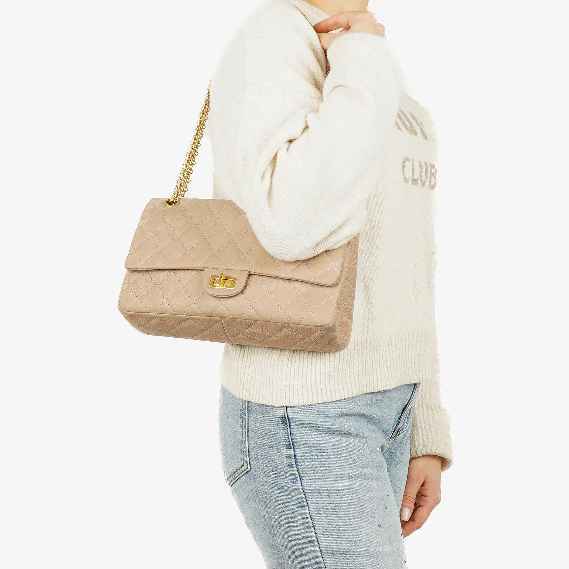Chanel 2.55 Reissue 227 Flap Bag aus beigem gestepptem Kaviarleder mit goldfarbenen Beschlägen