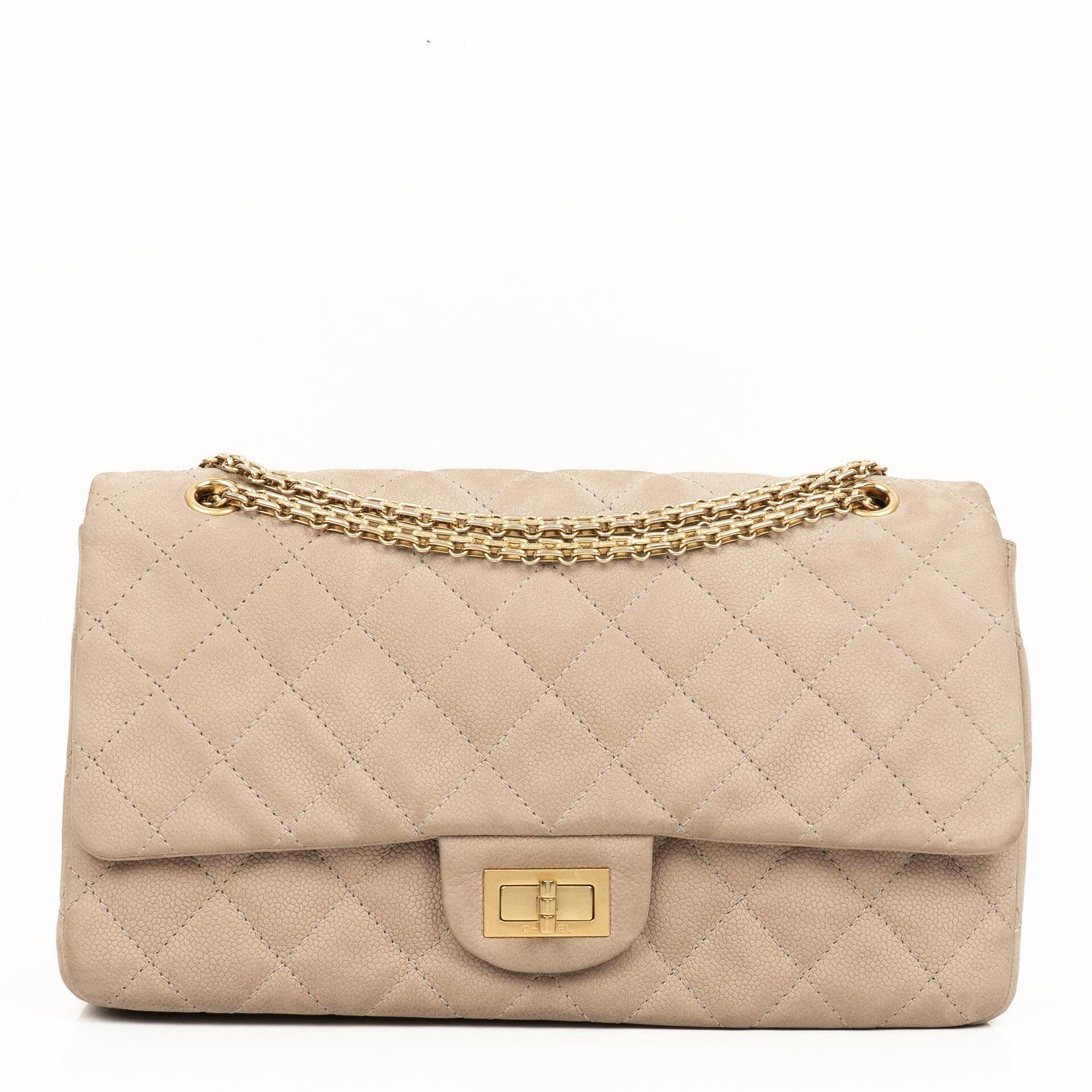 Chanel 2.55 Reissue 227 Jumbo Flap Bag aus beigem gestepptem Caviar mit goldfarbenen Beschlägen