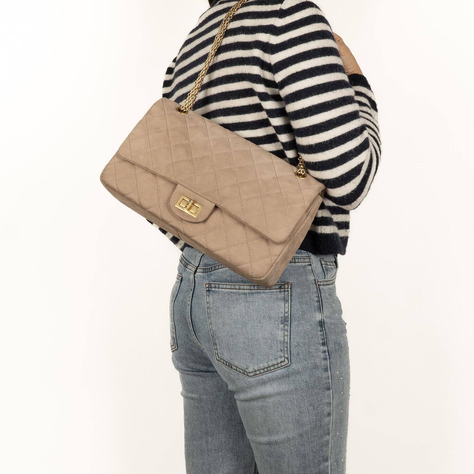 Chanel 2.55 Reissue 227 Jumbo Flap Bag aus beigem gestepptem Caviar mit goldfarbenen Beschlägen