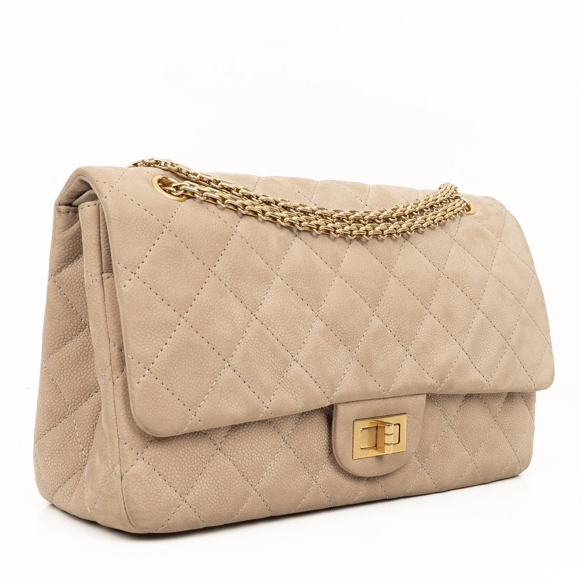 Chanel 2.55 Reissue 227 Jumbo Flap Bag aus beigem gestepptem Caviar mit goldfarbenen Beschlägen