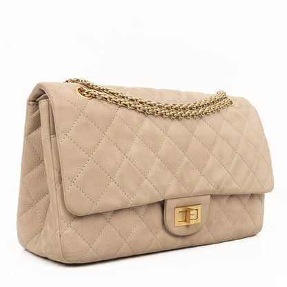 Chanel 2.55 Reissue 227 Jumbo Flap Bag aus beigem gestepptem Caviar mit goldfarbenen Beschlägen