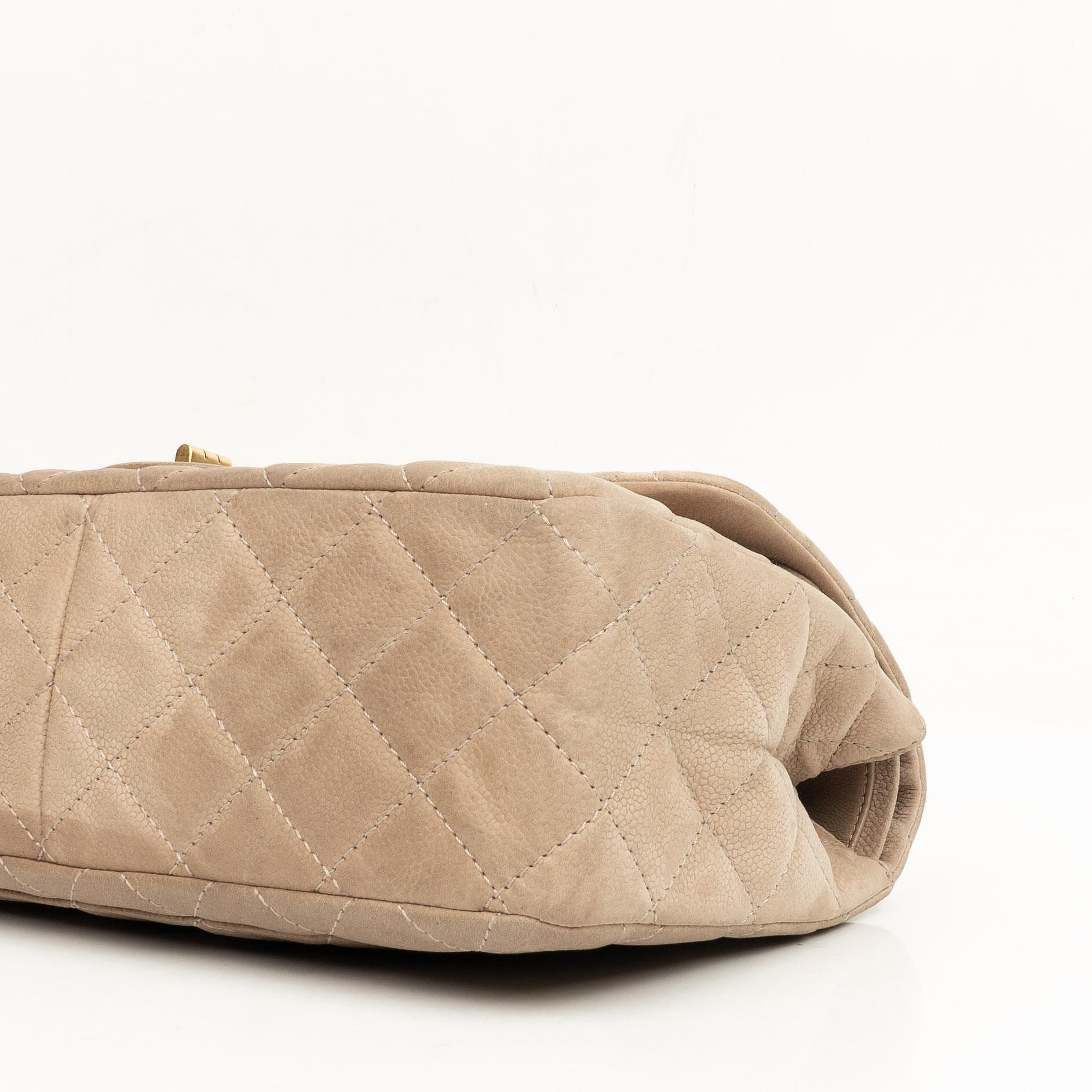 Chanel 2.55 Reissue 227 Jumbo Flap Bag aus beigem gestepptem Caviar mit goldfarbenen Beschlägen