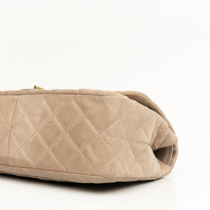 Chanel 2.55 Reissue 227 Jumbo Flap Bag aus beigem gestepptem Caviar mit goldfarbenen Beschlägen