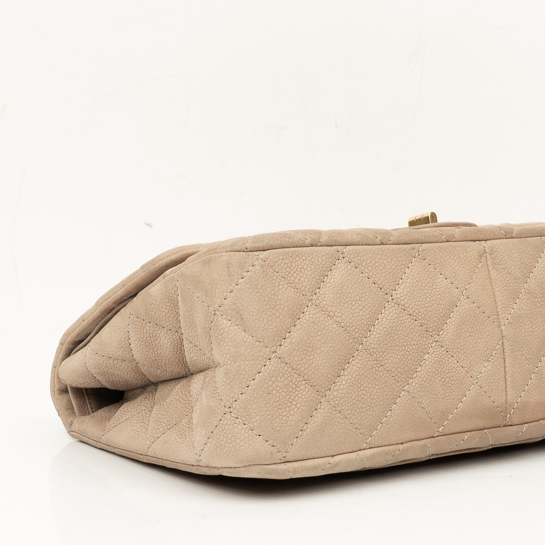 Chanel 2.55 Reissue 227 Jumbo Flap Bag aus beigem gestepptem Caviar mit goldfarbenen Beschlägen