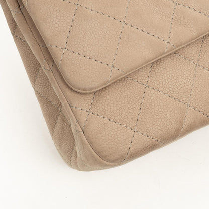 Chanel 2.55 Reissue 227 Jumbo Flap Bag aus beigem gestepptem Caviar mit goldfarbenen Beschlägen