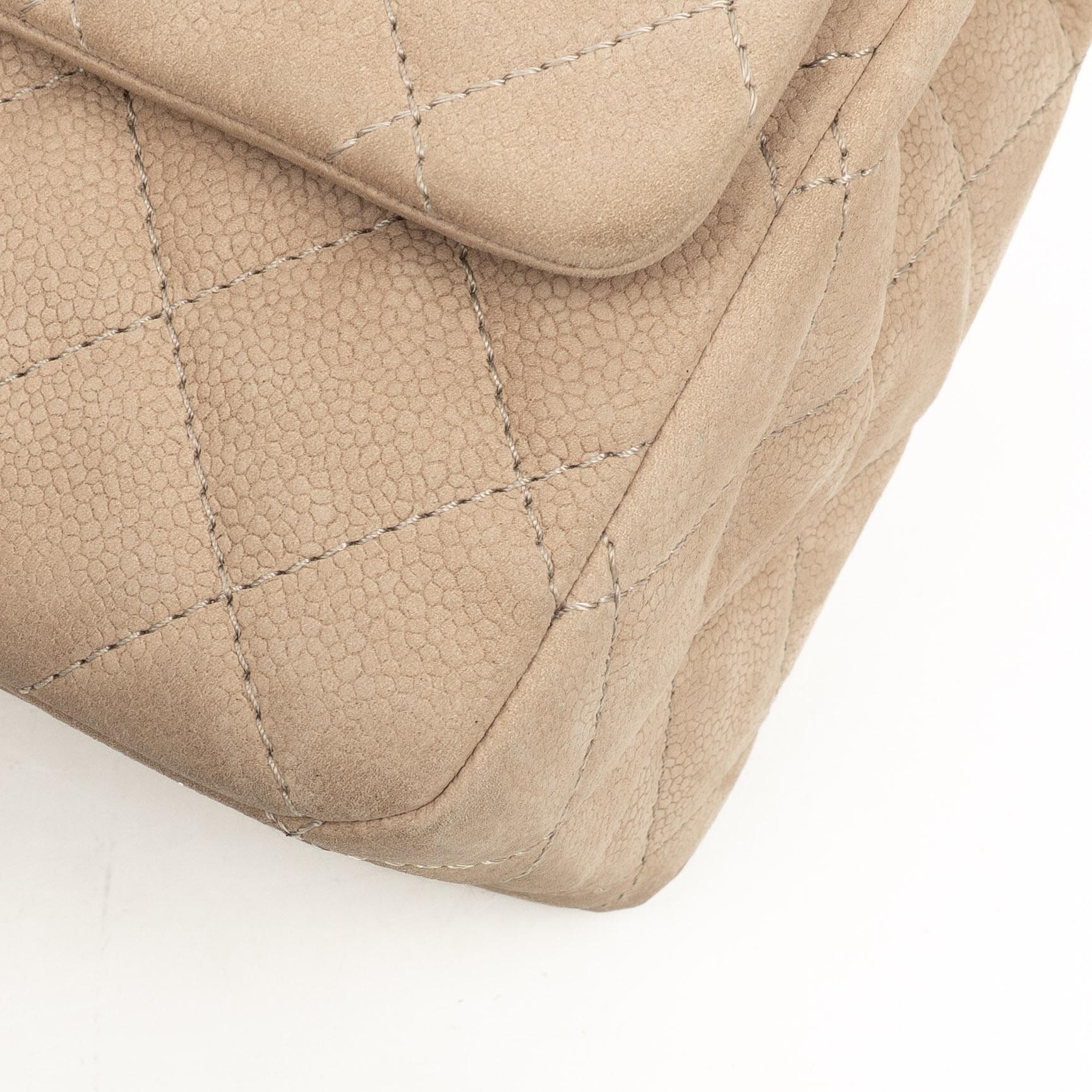 Chanel 2.55 Reissue 227 Jumbo Flap Bag aus beigem gestepptem Caviar mit goldfarbenen Beschlägen