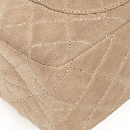 Chanel 2.55 Reissue 227 Jumbo Flap Bag aus beigem gestepptem Caviar mit goldfarbenen Beschlägen