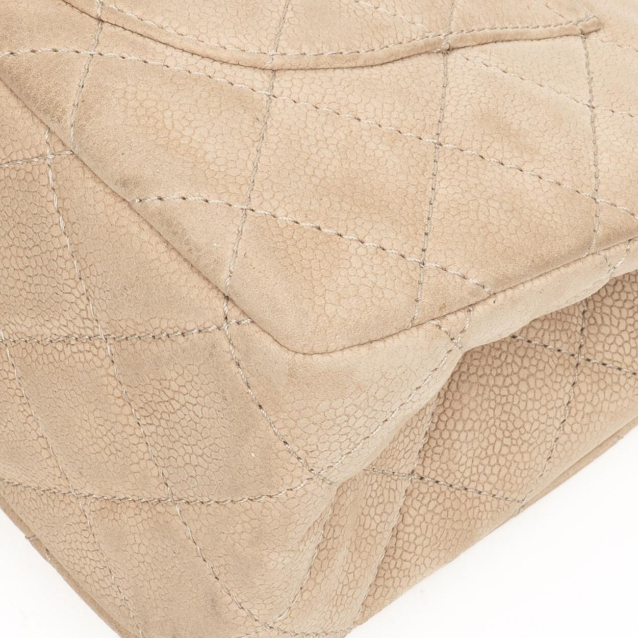 Chanel 2.55 Reissue 227 Jumbo Flap Bag aus beigem gestepptem Caviar mit goldfarbenen Beschlägen