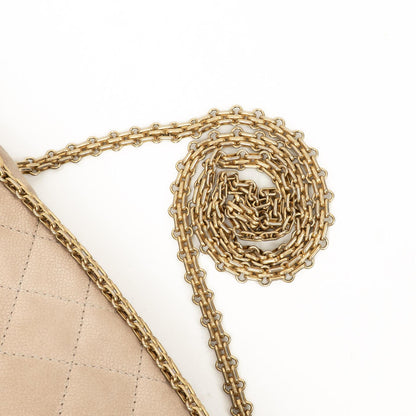 Chanel 2.55 Reissue 227 Jumbo Flap Bag aus beigem gestepptem Caviar mit goldfarbenen Beschlägen