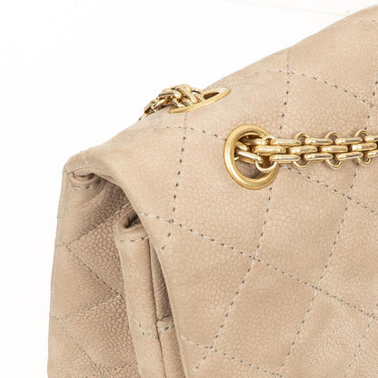 Chanel 2.55 Reissue 227 Jumbo Flap Bag aus beigem gestepptem Caviar mit goldfarbenen Beschlägen