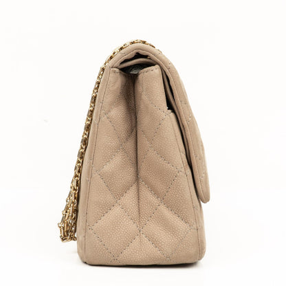 Chanel 2.55 Reissue 227 Jumbo Flap Bag aus beigem gestepptem Caviar mit goldfarbenen Beschlägen