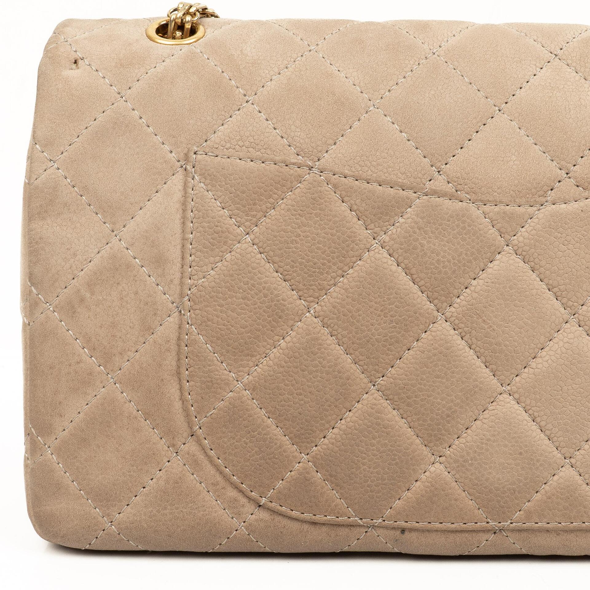 Chanel 2.55 Reissue 227 Jumbo Flap Bag aus beigem gestepptem Caviar mit goldfarbenen Beschlägen