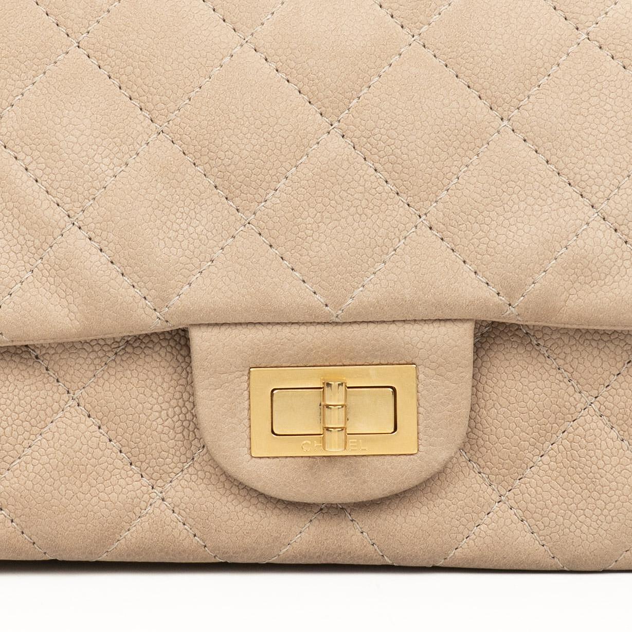 Chanel 2.55 Reissue 227 Jumbo Flap Bag aus beigem gestepptem Caviar mit goldfarbenen Beschlägen