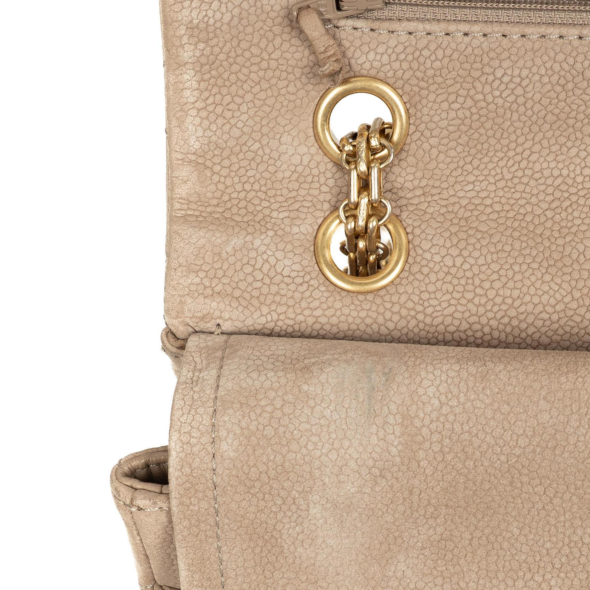 Chanel 2.55 Reissue 227 Jumbo Flap Bag aus beigem gestepptem Caviar mit goldfarbenen Beschlägen
