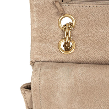 Chanel 2.55 Reissue 227 Jumbo Flap Bag aus beigem gestepptem Caviar mit goldfarbenen Beschlägen