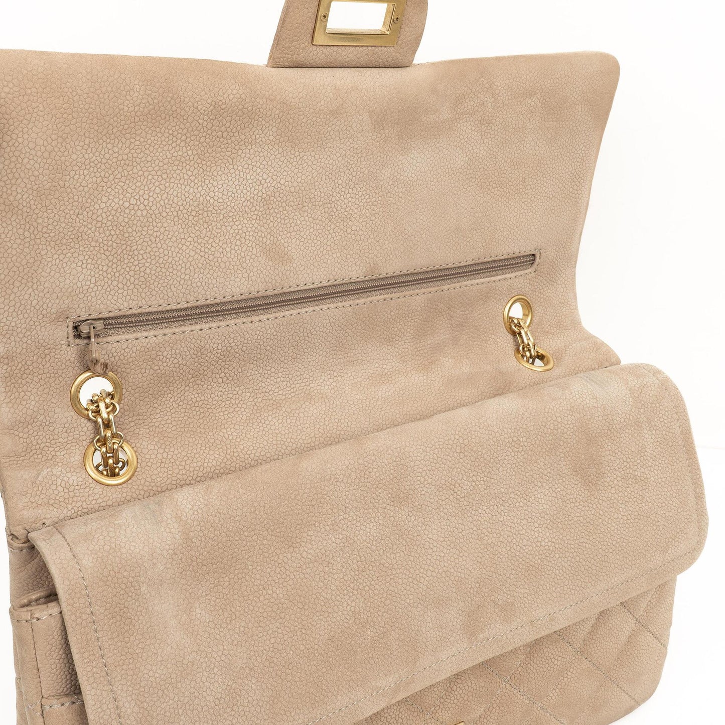 Chanel 2.55 Reissue 227 Jumbo Flap Bag aus beigem gestepptem Caviar mit goldfarbenen Beschlägen