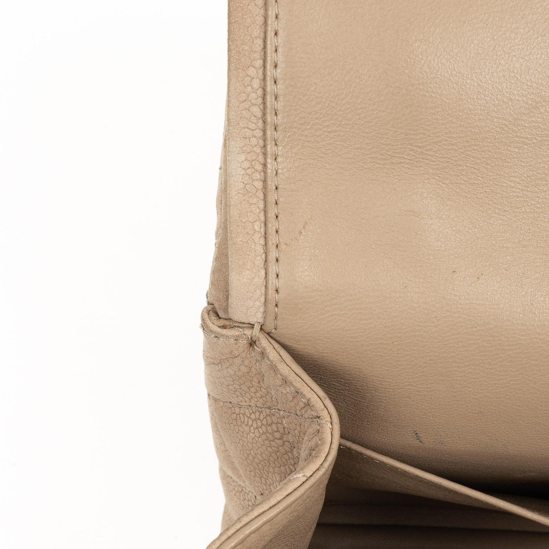 Chanel 2.55 Reissue 227 Jumbo Flap Bag aus beigem gestepptem Caviar mit goldfarbenen Beschlägen