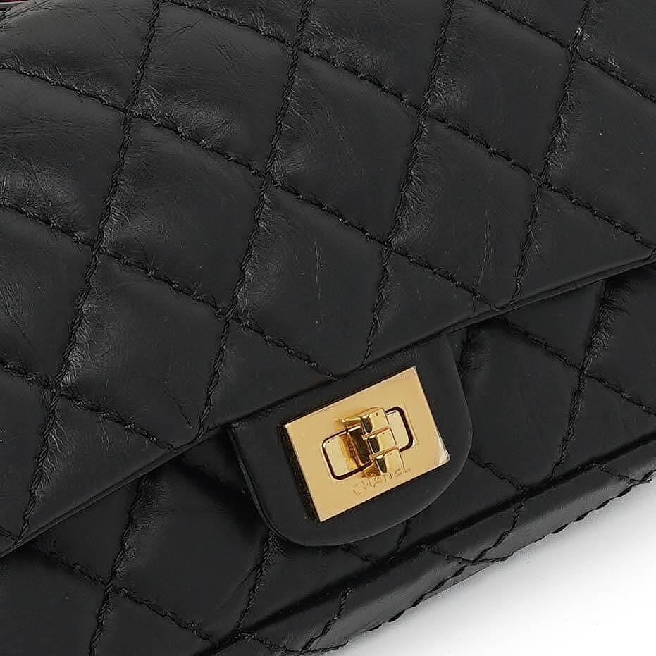 Chanel 2.55 Reissue Flap Belt Bag aus schwarzem gestepptem gealtertem Kalbsleder