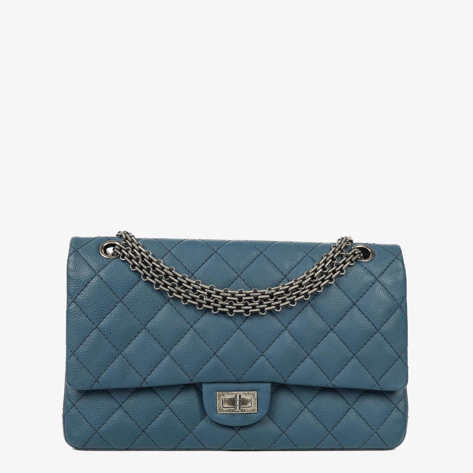 Chanel 2.55 Reissue Double Flap Tasche aus blauem gestepptem Caviar-Leder mit Ruthenium-Beschlägen