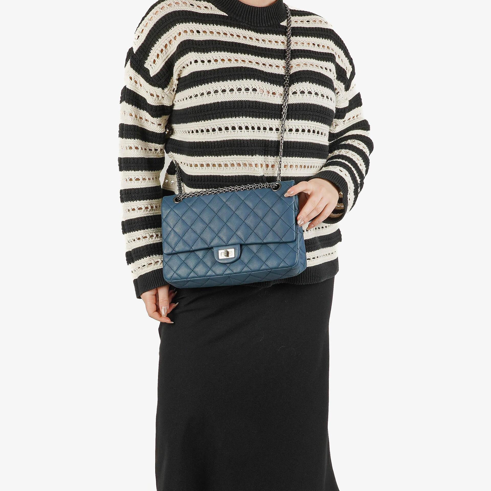 Chanel 2.55 Reissue Double Flap Tasche aus blauem gestepptem Caviar-Leder mit Ruthenium-Beschlägen