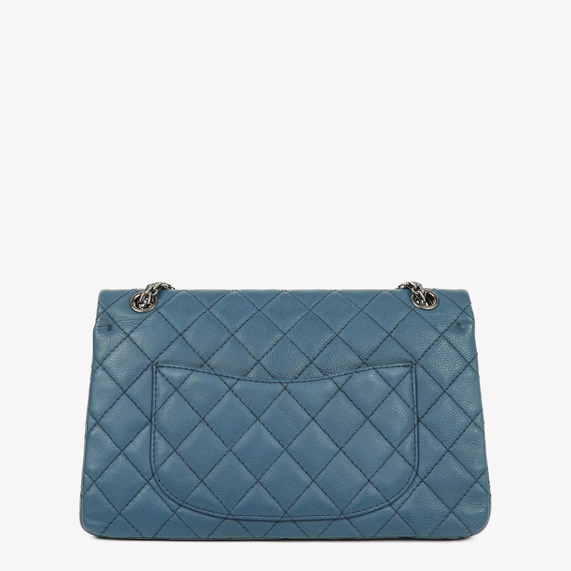 Chanel 2.55 Reissue Double Flap Tasche aus blauem gestepptem Caviar-Leder mit Ruthenium-Beschlägen