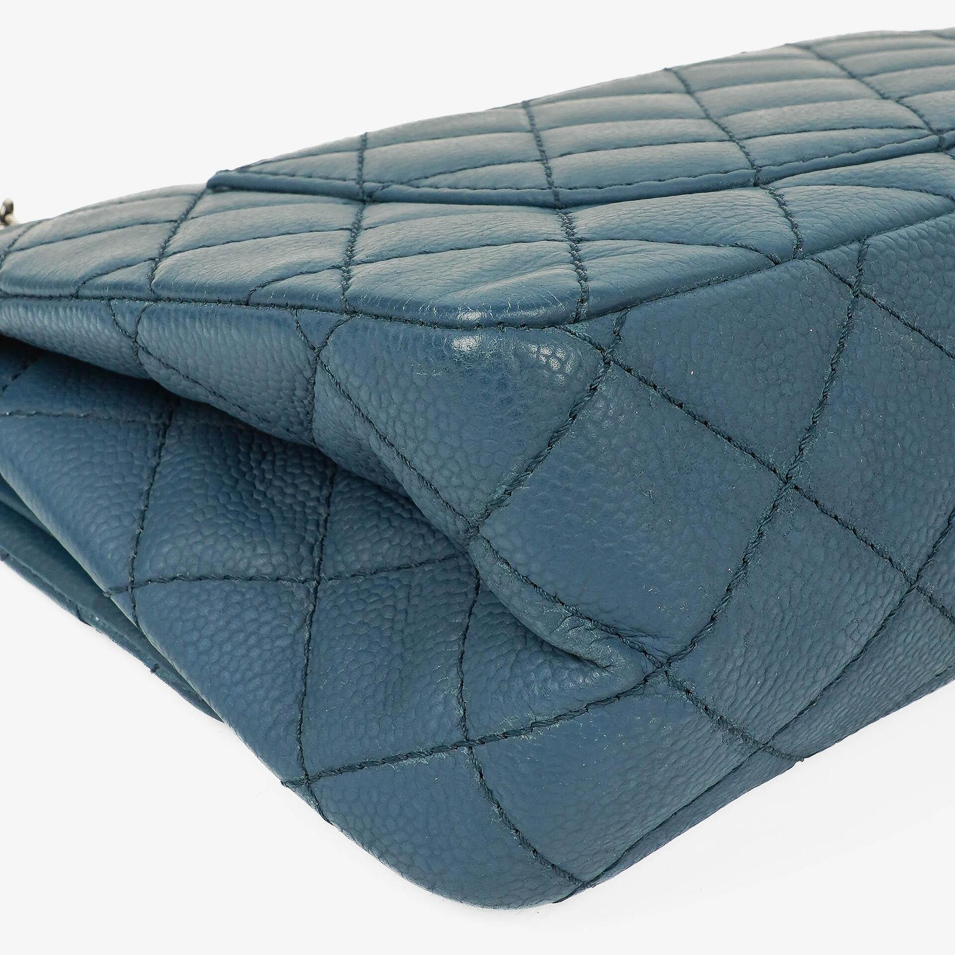 Chanel 2.55 Reissue Double Flap Tasche aus blauem gestepptem Caviar-Leder mit Ruthenium-Beschlägen