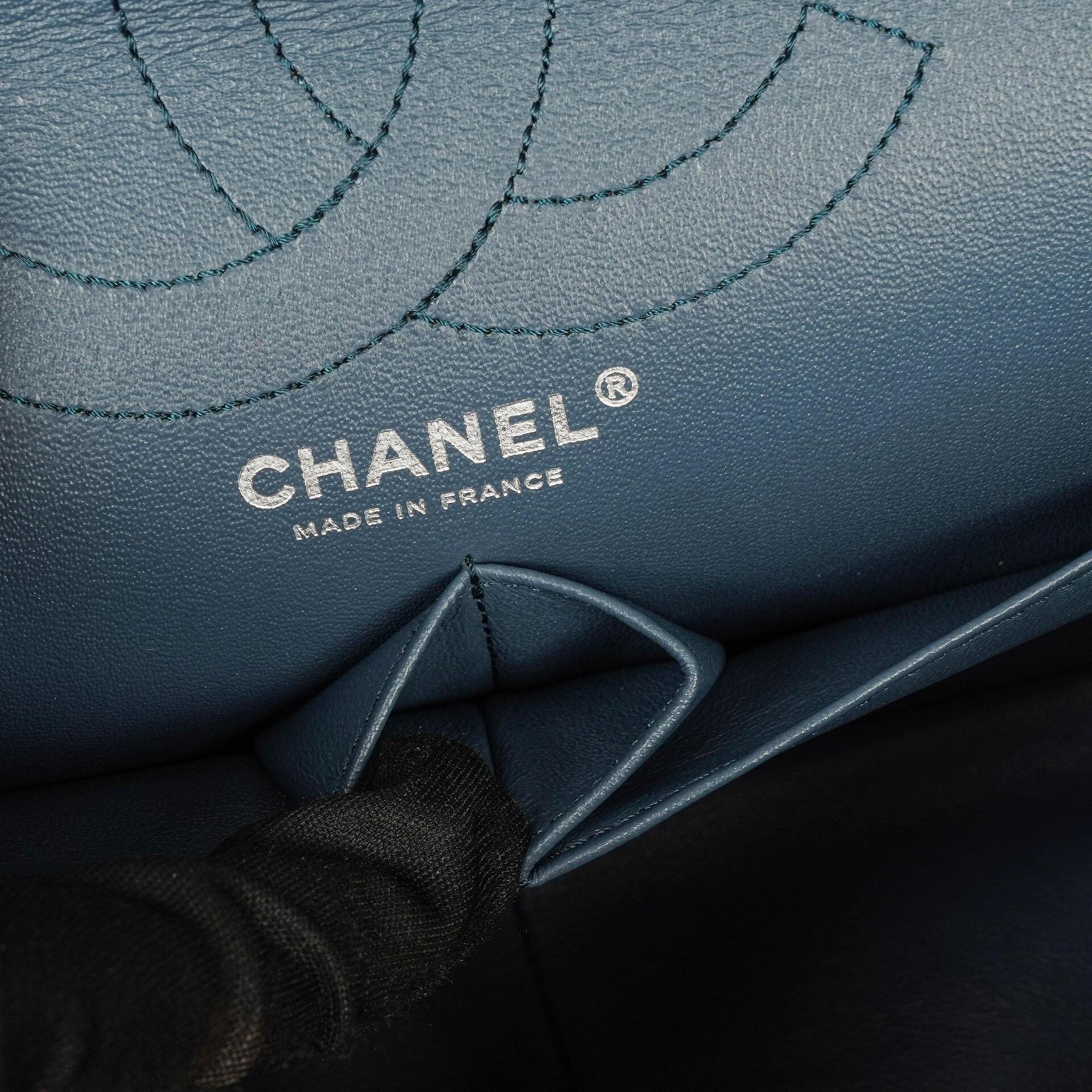 Chanel 2.55 Reissue Double Flap Tasche aus blauem gestepptem Caviar-Leder mit Ruthenium-Beschlägen